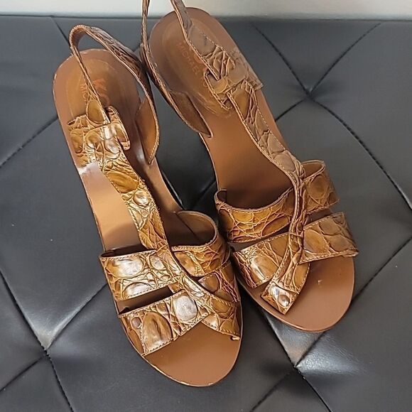 Micheal Kors Brown Alligator Print Leather/Wooded sandals. - Picture 3 of 13